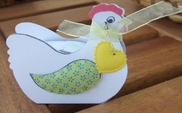 petites poules au nid de pâques.